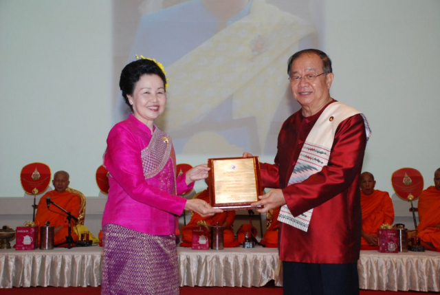 รศ.ดร.วันชัย ศิริชนะ อธิการบดีมอบโล่ประกาศเกียรติคุณให้แก่ผู้มีคุณูปการต่อมหาวิทยาลัย ให้แก่ นางบัวเรียว รัตนมณีภรณ์
