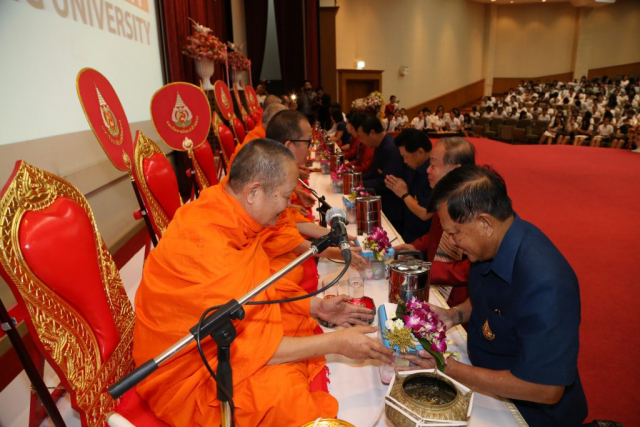 นายกสภามหาวิทยาลัย อธิการบดี ผู้บริหาร และผู้มีเกียรติ ถวายไทยธรรมและถวายภัตตาหารแด่พระสงฆ์