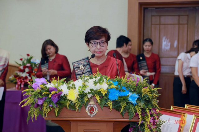 รศ.ดร.ชยาพร วัฒนศิริ รองอธิการบดีมหาวิทยาลัยแม่ฟ้าหลวง กล่าวรายงานพิธีมอบโล่และใบประกาศเกียรติคุณ ประจำปี 2559
