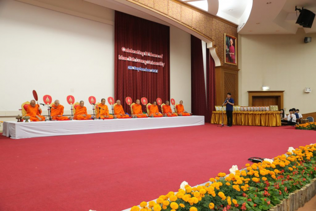 พิธีกรนำอาราธนาศีล และประธานสงฆ์ให้ศีล ณ อาคารหอประชุมสมเด็จย่า