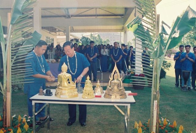 รศ.ดร.วันชัย ศิริชนะ อธิการบดีมหาวิทยาลัยแม่ฟ้าหลวง สรงน้ำพระพุทธรูป