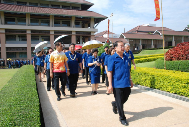 ขบวนแห่เครื่องราชสักการะ และน้ำขมิ้นส้มป่อย ไปยังพระราชานุสาวรีย์สมเด็จพระศรีนครินทราบรมราชชนนี