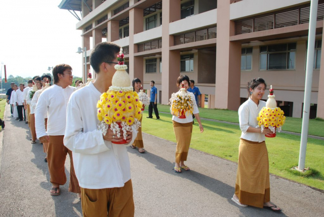 ขบวนแห่เครื่องราชสักการะ และน้ำขมิ้นส้มป่อย ไปยังพระราชานุสาวรีย์สมเด็จพระศรีนครินทราบรมราชชนนี