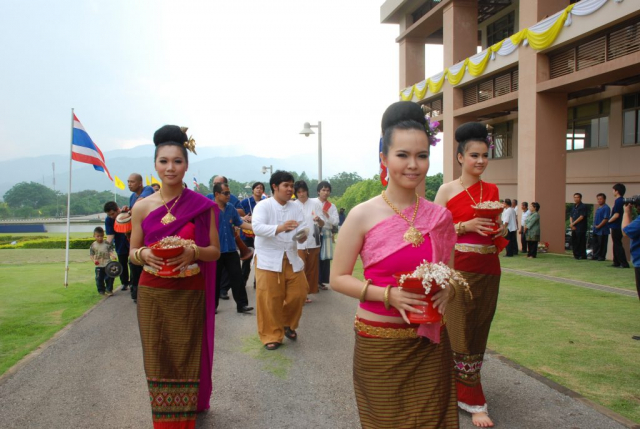ขบวนแห่เครื่องราชสักการะ และน้ำขมิ้นส้มป่อย ไปยังพระราชานุสาวรีย์สมเด็จพระศรีนครินทราบรมราชชนนี