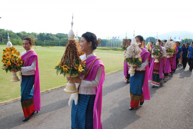 ขบวนแห่เครื่องสักการะและน้ำขมิ้นส้มป่อย ไปยังพระราชานุสาวรีย์สมเด็จพระศรีนครินทราบรมราชชนนี