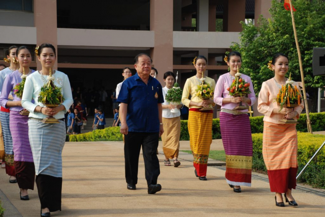 ขบวนแห่เครื่องสักการะและน้ำขมิ้นส้มป่อย ไปยังพระราชานุสาวรีย์สมเด็จพระศรีนครินทราบรมราชชนนี