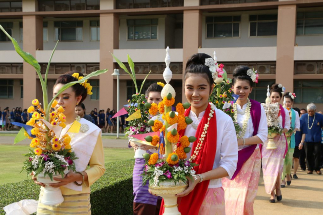 ขบวนแห่เครื่องสักการะและน้ำขมิ้นส้มป่อย ไปยังพระราชานุสาวรีย์สมเด็จพระศรีนครินทราบรมราชชนนี