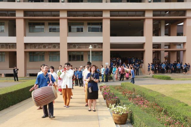 ขบวนแห่เครื่องสักการะและน้ำขมิ้นส้มป่อย ไปยังพระราชานุสาวรีย์สมเด็จพระศรีนครินทราบรมราชชนนี