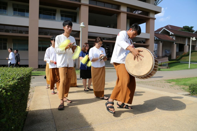 ขบวนแห่เครื่องสักการะและน้ำขมิ้นส้มป่อย ไปยังพระราชานุสาวรีย์สมเด็จพระศรีนครินทราบรมราชชนนี