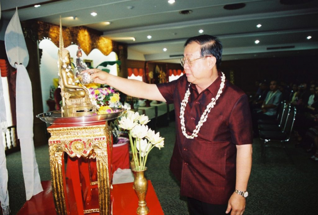 รศ.ดร.วันชัย ศิริชนะ อธิการบดีมหาวิทยาลัยแม่ฟ้าหลวง สรงน้ำพระพุทธรูป