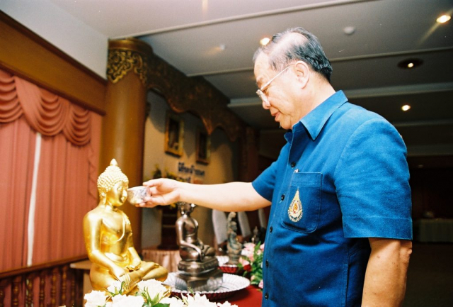 รศ.ดร.วันชัย ศิริชนะ อธิการบดีมหาวิทยาลัยแม่ฟ้าหลวง สรงน้ำพระพุทธรูป