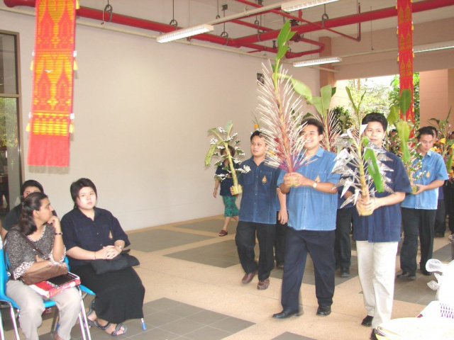 ขบวนแห่เครื่องรดน้ำขอพรของพนักงานและนักศึกษา