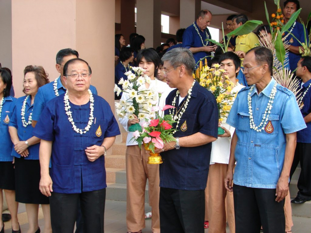 อธิการบดี ผู้บริหาร พนักงาน นักศึกษา และผู้เข้าร่วมพิธีพร้อมกัน บริเวณอาคารเรียนรวม 1 (E1)