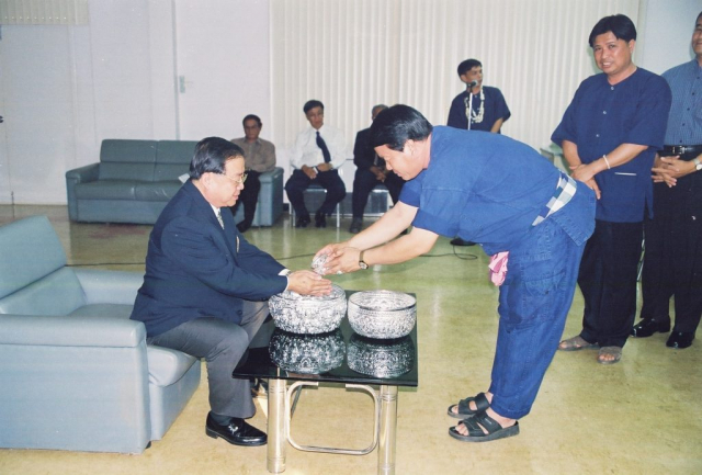 กำนันอินหวัน บั้งเงิน รดน้ำขอพรจาก รศ.ดร.วันชัย ศิริชนะ