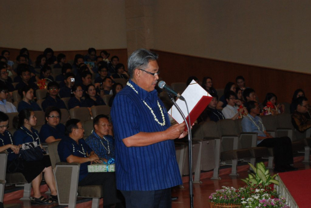 รศ.น.สพ.ดร.เทอด เทศประทีป ที่ปรึกษาอธิการบดีนำกล่าวคำขอสูมาคาราวะและขอพรปี๋ใหม่เมือง
