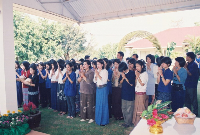 ผู้เข้าร่วมพิธีรับพรจาก รศ.ดร.วันชัย ศิริชนะ อธิการบดี