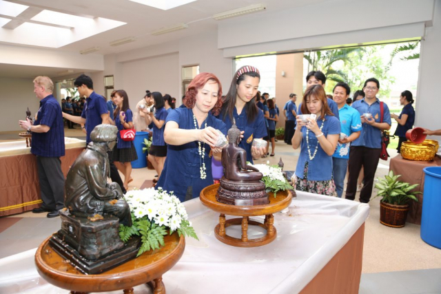 ผู้เข้าร่วมพิธีสรงน้ำพระเจ้าล้านทองเฉลิมพระเกียรติฯ และพระรูปสมเด็จพระศรีนครินทราบรมราชชนนีบริเวณโถงทางเข้าหอประชุมสมเด็จย่า