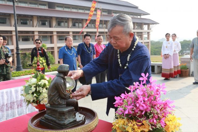 หัวหน้าส่วนราชการ ถวายเครื่องสักการะและสรงน้ำสงกรานต์พระราชานุสาวรีย์สมเด็จพระศรีนครินทราบรมราชชนนี