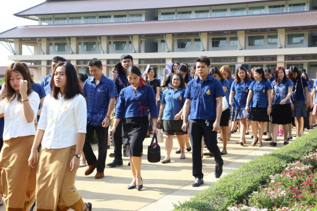 ผู้เข้าร่วมพิธีเคลื่อนขบวนไปยังหอประชุมสมเด็จย่า