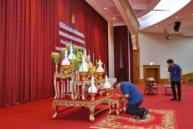 รศ.ดร.วันชัย ศิริชนะ อธิการบดี จุดธูปเทียนบูชาพระรัตนตรัย