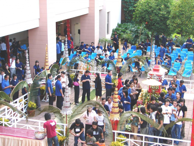 รับประทานอาหารร่วมกัน ณ ลานกิจกรรม อาคารศูนย์บรรณสารและสื่อการศึกษา (AV)