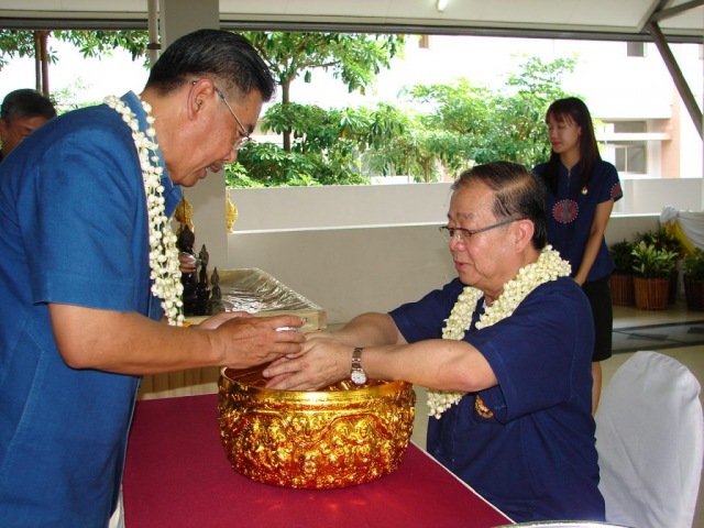 พิธีรดน้ำดำหัวอธิการบดี และผู้บริหารมหาวิทยาลัยแม่ฟ้าหลวง