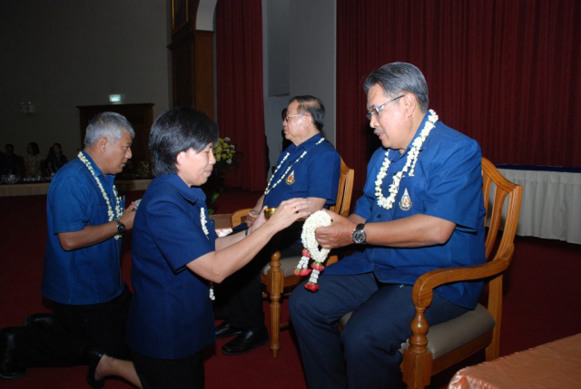 คณะผู้บริหาร มอบของดำหัว และน้ำขมิ้นส้มป่อยแด่ประธานกรรมการอำนวยการ และอธิการบดีมหาวิทยาลัยแม่ฟ้าหลวง