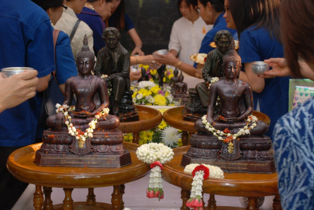 ผู้นำชุมชน ผู้บริหาร พนักงาน และนักศึกษา สรงน้ำพระเจ้าล้านทองเฉลิใพระเกียรติฯ และสรงน้ำสงกรานต์พระราชานุสาวรีย์สมเด็จพระศรีนครินทราบรมราชชนนี