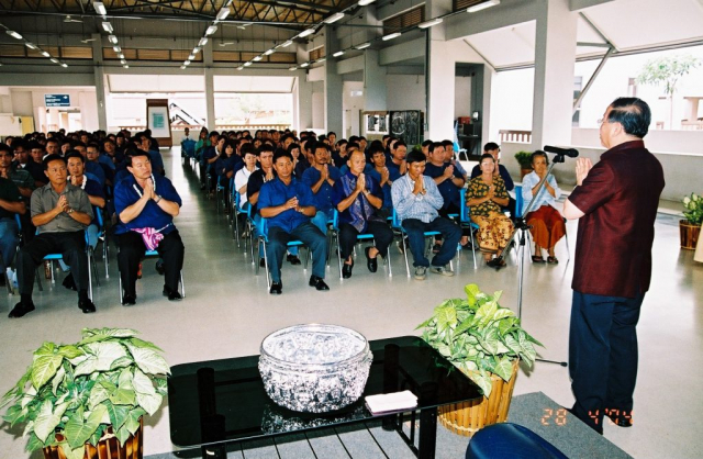 รศ.ดร.วันชัย ศิริชนะ อธิการบดีได้ให้โอวาทแก่ผู้เข้าร่วมพิธี