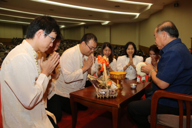 คณะหน่วยงานภายนอก มอบของดำหัวอธิการบดี