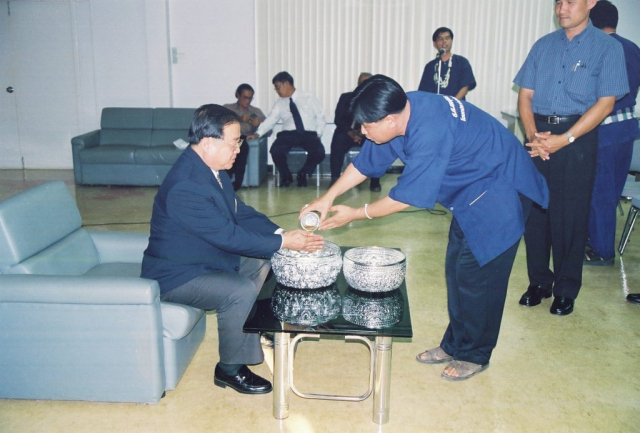 ผู้เข้าร่วมพิธีรดน้ำขอพรจาก รศ.ดร.วันชัย ศิริชนะ