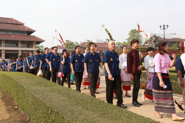 ผู้เข้าร่วมพิธีเคลื่อนขบวนไปยังหอประชุมสมเด็จย่า