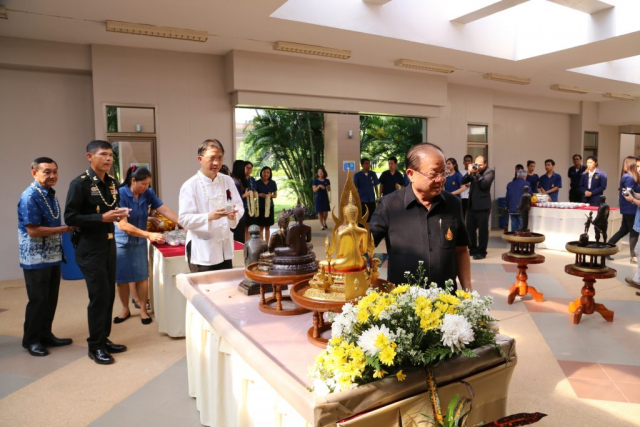 รศ.ดร.วันชัย ศิริชนะ อธิการบดี และหัวหน้าส่วนราชการ สรงน้ำพระเจ้าล้านทองเฉลิมพระเกียรติฯ และพระรูปสมเด็จพระศรีนครินทราบรมราชชนนีบริเวณโถงทางเข้าหอประชุมสมเด็จย่า