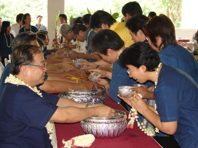 พิธีรดน้ำดำหัวอธิการบดี และผู้บริหารมหาวิทยาลัยแม่ฟ้าหลวง