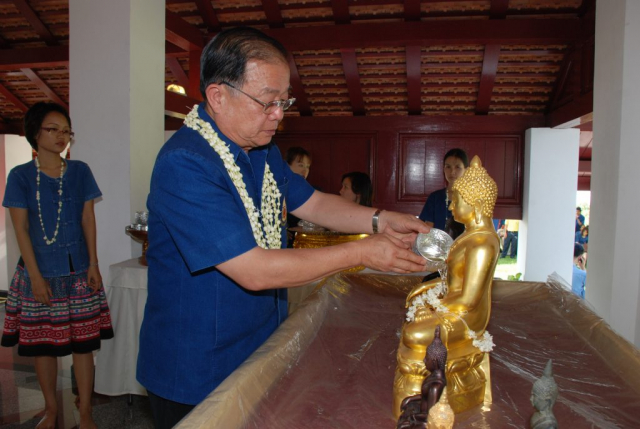 อธิการบดีมหาวิทยาลัยแม่ฟ้าหลวง สรงน้ำพระเจ้าล้านทองเฉลิมพระเกียรติฯ สรงน้ำพระพุทธรูป