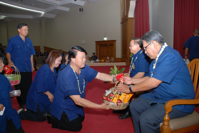ผู้นำชุมชน มอบของดำหัว และน้ำขมิ้นส้มป่อยแด่ประธานกรรมการอำนวยการ และอธิการบดีมหาวิทยาลัยแม่ฟ้าหลวง