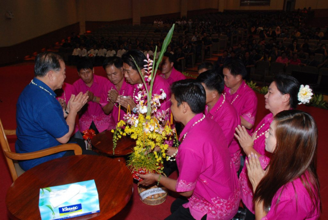 หน่วยงานภายนอกมหาวิทยาลัย มอบของดำหัวอธิการบดี