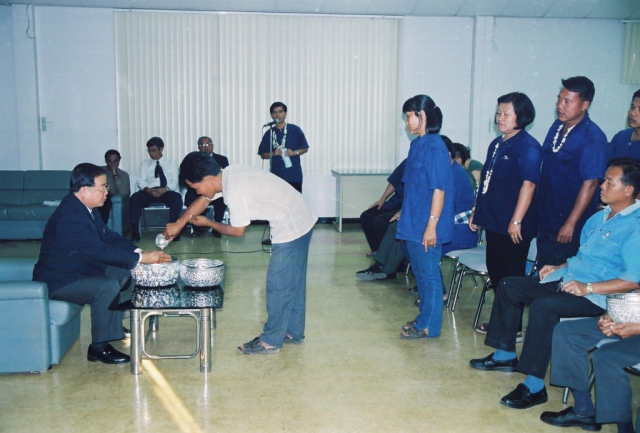ผู้เข้าร่วมพิธีรดน้ำขอพรจาก รศ.ดร.วันชัย ศิริชนะ