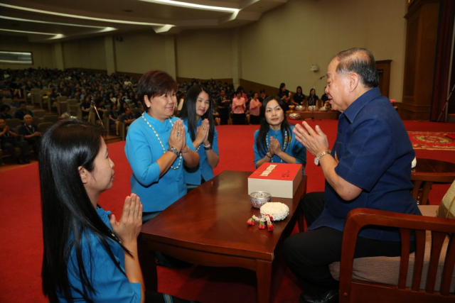 คณะหน่วยงานภายนอก มอบของดำหัวอธิการบดี