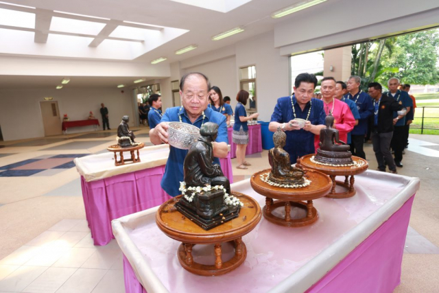 รศ.ดร.วันชัย ศิริชนะ อธิการบดี และหัวหน้าส่วนราชการ สรงน้ำพระเจ้าล้านทองเฉลิมพระเกียรติฯ และพระรูปสมเด็จพระศรีนครินทราบรมราชชนนีบริเวณโถงทางเข้าหอประชุมสมเด็จย่า