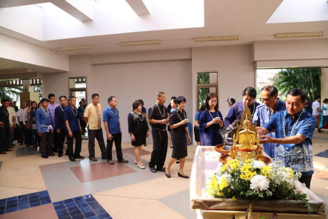 ผู้เข้าร่วมพิธีสรงน้ำพระเจ้าล้านทองเฉลิมพระเกียรติฯ และพระรูปสมเด็จพระศรีนครินทราบรมราชชนนีบริเวณโถงทางเข้าหอประชุมสมเด็จย่า