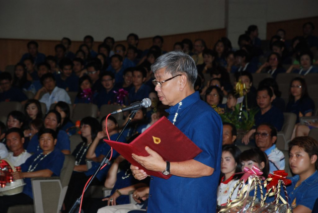 ผศ.ปริตนา ประทีปะเสน ที่ปรึกษาอธิการบดีด้านพิธีการและกิจการพิเศษ นำกล่าวคำขอสูมาคารวะและขอพรเนื่องในโอกาสปี๋ใหม่เมือง