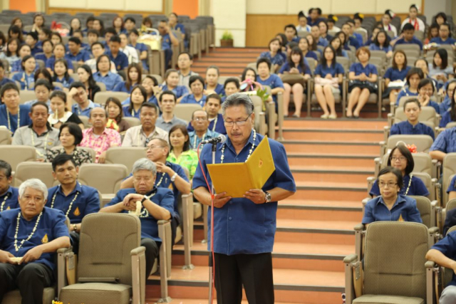 รศ.น.สพ.ดร.เทอด เทศประทีป ที่ปรึกษาอธิการบดีนำกล่าวคำขอสูมาคาราวะและขอพรปี๋ใหม่เมือง