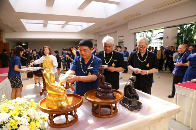 ผู้เข้าร่วมพิธีสรงน้ำพระเจ้าล้านทองเฉลิมพระเกียรติฯ และพระรูปสมเด็จพระศรีนครินทราบรมราชชนนีบริเวณโถงทางเข้าหอประชุมสมเด็จย่า