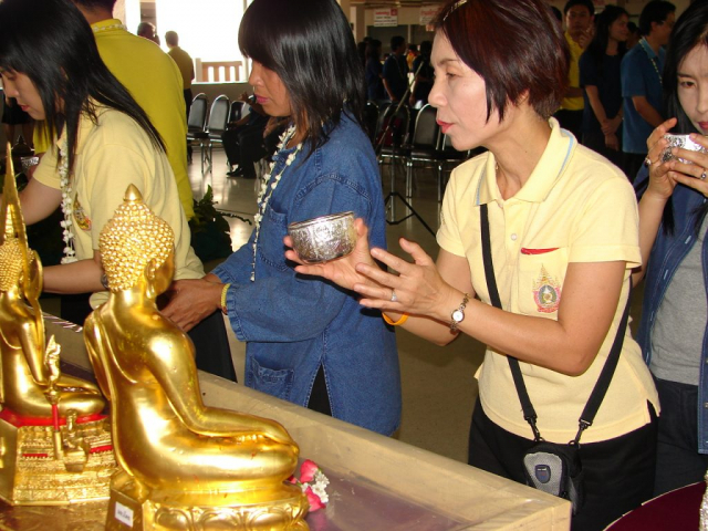 พนักงาน ผู้เข้าร่วมพิธี สรงน้ำพระพุทธรูป