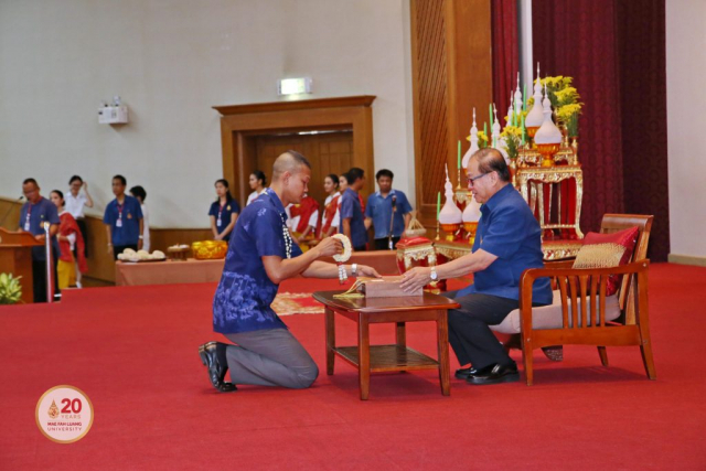 พันตำรวจเอก สิทธิชัย ไกรแสง ผู้กำกับสถานีตำรวจบ้านดู่ มอบของดำหัวอธิการบดี