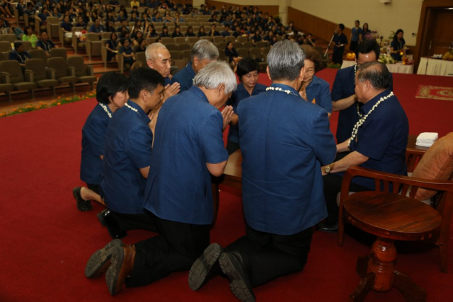 คณะรองอธิการบดี มอบของดำหัวอธิการบดี