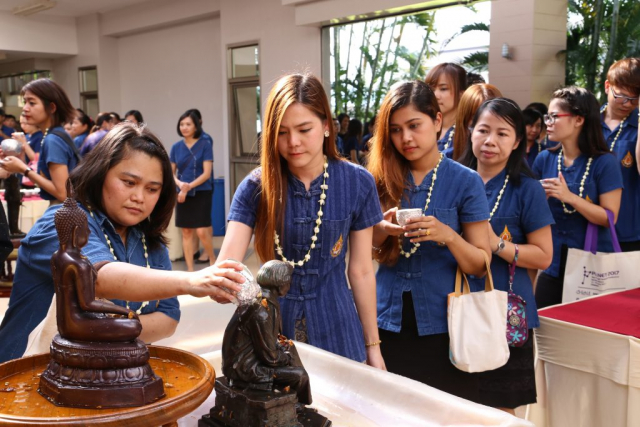ผู้เข้าร่วมพิธีสรงน้ำพระเจ้าล้านทองเฉลิมพระเกียรติฯ และพระรูปสมเด็จพระศรีนครินทราบรมราชชนนีบริเวณโถงทางเข้าหอประชุมสมเด็จย่า