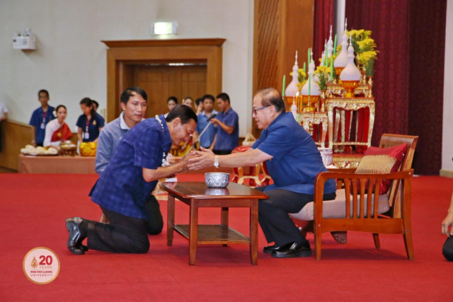 นายณรงค์ศักดิ์ เตือนสกุล รองนายหเทศมนตรีนครเชียงราย มอบของดำหัวอธิการบดี