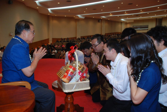 หน่วยงานภายในของมหาวิทยาลัย มอบของดำหัวอธิการบดี